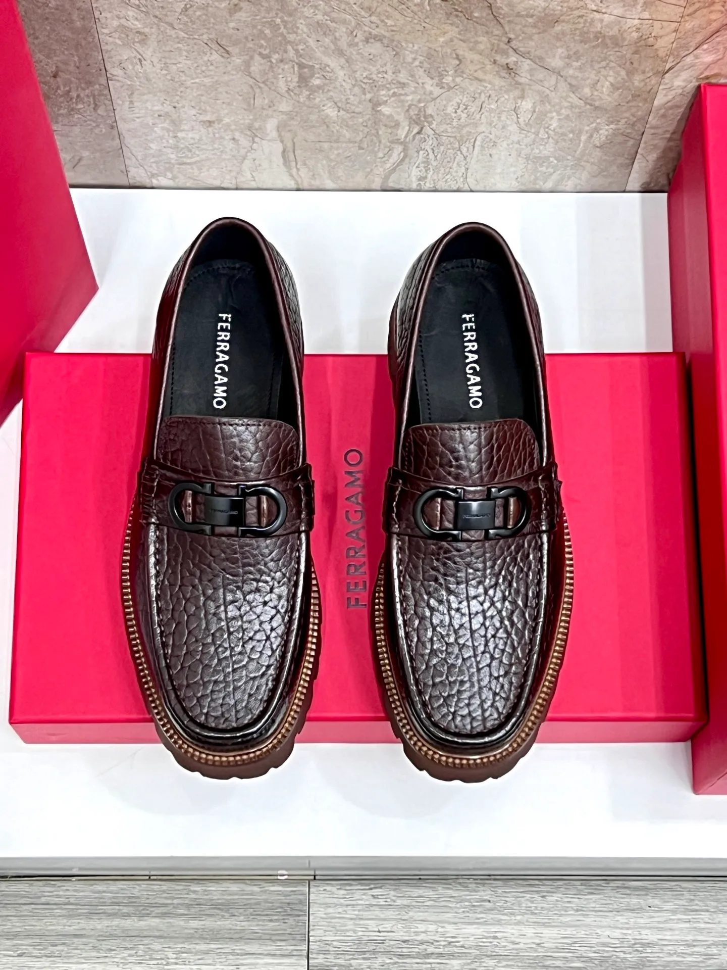 Original quality P580 Brand: Ferragamo Standard size: Men's size 38/44 (45.46 can be customized) Grade: Same style as the official website High-quality men's shoes Material: Customized first-layer calfskin with water-dyed cowhide lining Cowhide tiptoe Original non-slip and wear-resistant rubber outsole Style category: Men's formal business leather shoes are young and fashionable European and American trends British style Casual matching and comfortable feet Color: actual picture